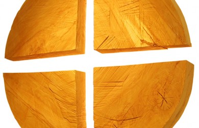 Kreuz aus Baumscheiben in der Kapelle im Paulushaus